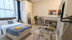 Central studio flat by the sea